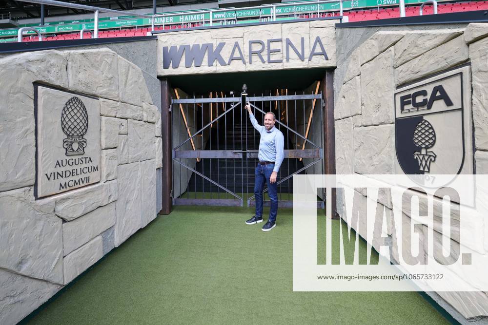 Geschaeftsfuehrer Finanzen Michael Stroell (FC Augsburg), Der neue Spielertunnel im Roemerlook, Pressekonferenz, FC Augsburg, Fussball, 1. Bundesliga Saison 2025 2026, 29.08.2025 Augsburg Bayern Deutschland