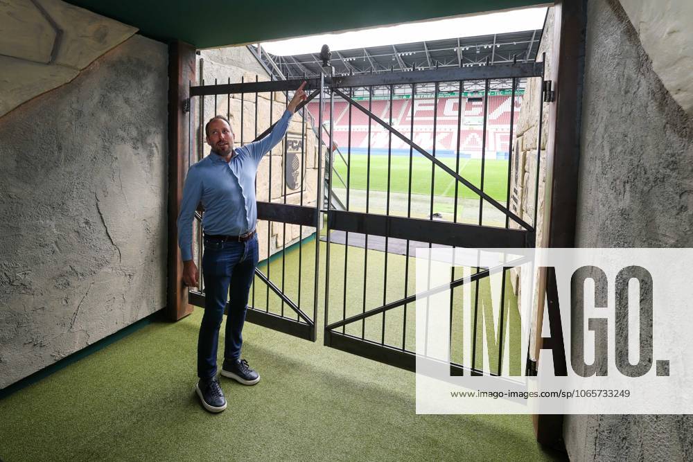 Geschaeftsfuehrer Finanzen Michael Stroell (FC Augsburg), Der neue Spielertunnel im Roemerlook, Pressekonferenz, FC Augsburg, Fussball, 1. Bundesliga Saison 2025 2026, 29.08.2025 Augsburg Bayern Deutschland