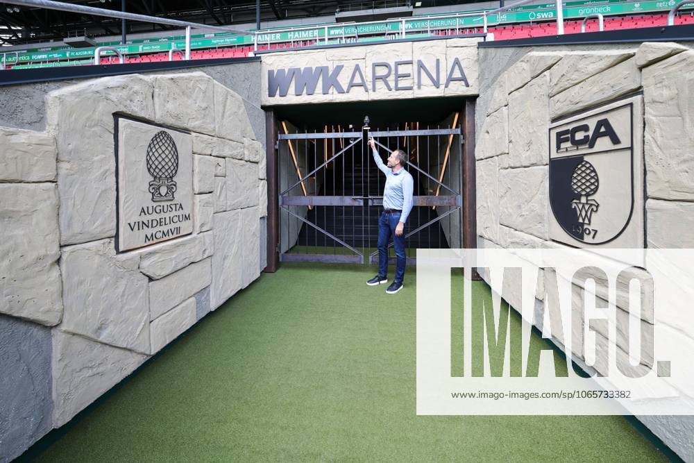 Geschaeftsfuehrer Finanzen Michael Stroell (FC Augsburg), Der neue Spielertunnel im Roemerlook, Pressekonferenz, FC Augsburg, Fussball, 1. Bundesliga Saison 2025 2026, 29.08.2025 Augsburg Bayern Deutschland