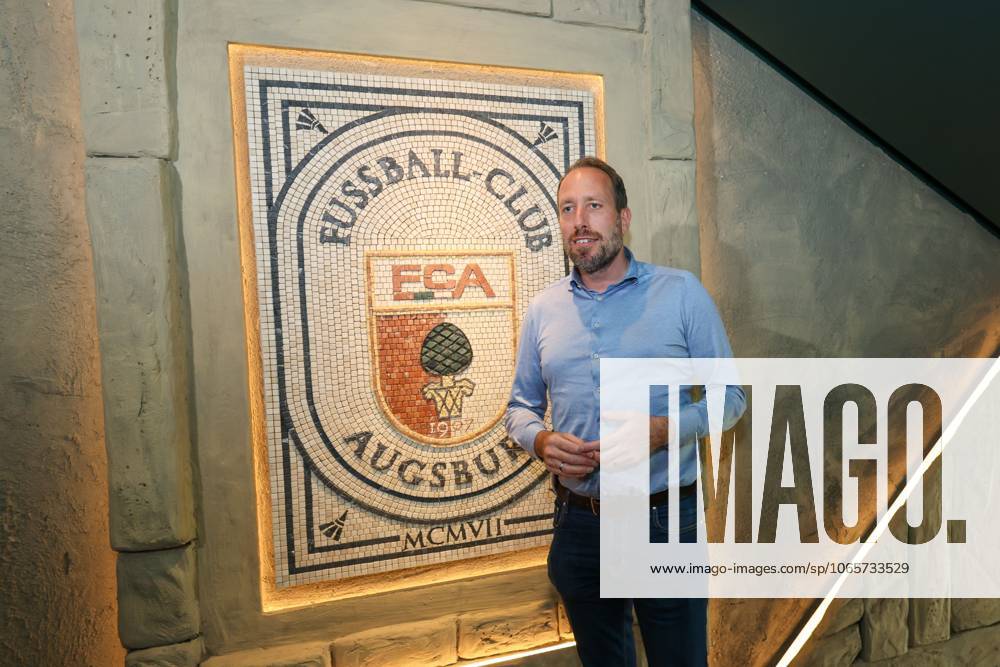 Geschaeftsfuehrer Finanzen Michael Stroell (FC Augsburg), Der neue Spielertunnel im Roemerlook, Pressekonferenz, FC Augsburg, Fussball, 1. Bundesliga Saison 2025 2026, 29.08.2025 Augsburg Bayern Deutschland