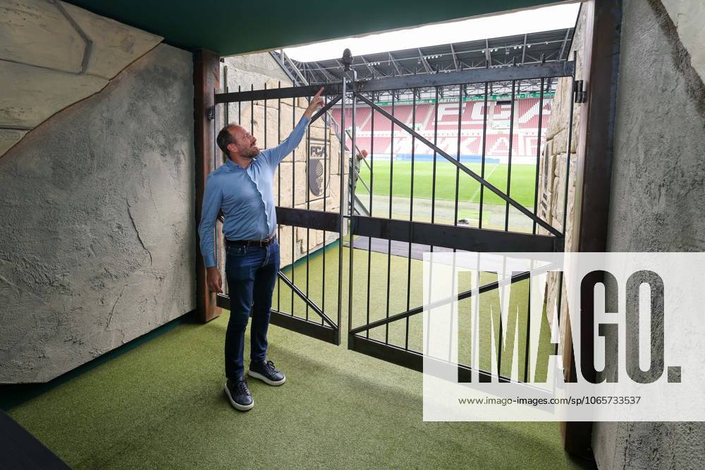 Geschaeftsfuehrer Finanzen Michael Stroell (FC Augsburg), Der neue Spielertunnel im Roemerlook, Pressekonferenz, FC Augsburg, Fussball, 1. Bundesliga Saison 2025 2026, 29.08.2025 Augsburg Bayern Deutschland