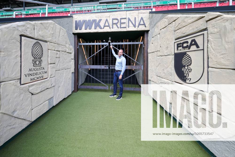 Geschaeftsfuehrer Finanzen Michael Stroell (FC Augsburg), Der neue Spielertunnel im Roemerlook, Pressekonferenz, FC Augsburg, Fussball, 1. Bundesliga Saison 2025 2026, 29.08.2025 Augsburg Bayern Deutschland