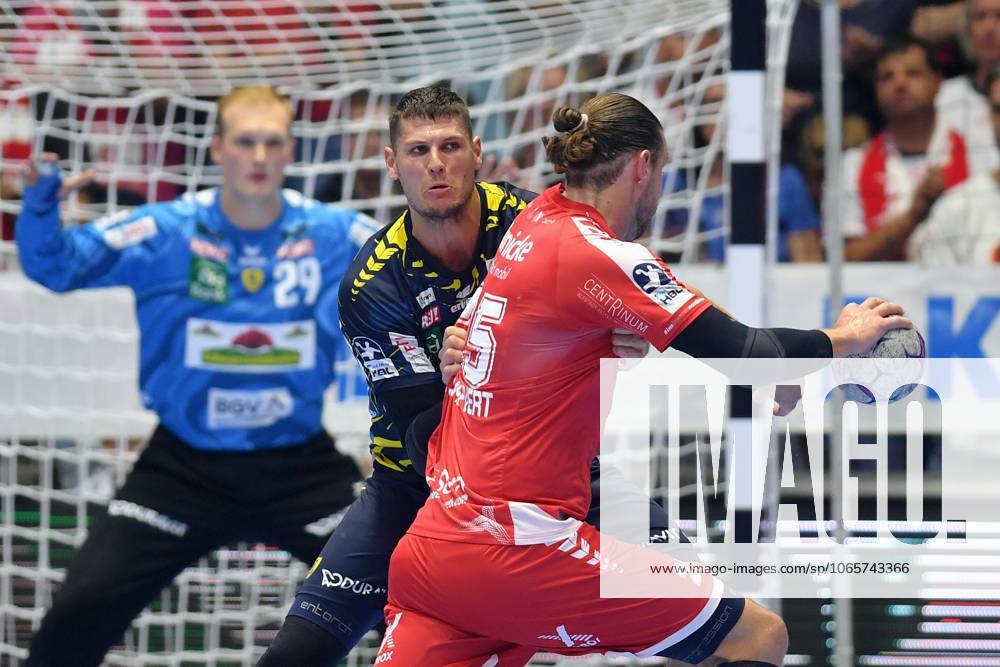 Olle Forsell Schefvert (MT Melsungen 25) (am Ball), Sebastian Heymann (Rhein-Neckar Loewen 13), David Spaeth (Torwart Rhein-Neckar Loewen 29) (hinten) , GER, MT Melsungen - Rhein-Neckar Loewen, Handball, 1. Bundesliga, 1. Spieltag, Saison 2025 2026, 29.08.2025, GER, MT Melsungen - Rhein-Neckar Loewen, Handball, 1. Bundesliga, 1. Spieltag, Saison 2025 2026, 29.08.2025 Kassel