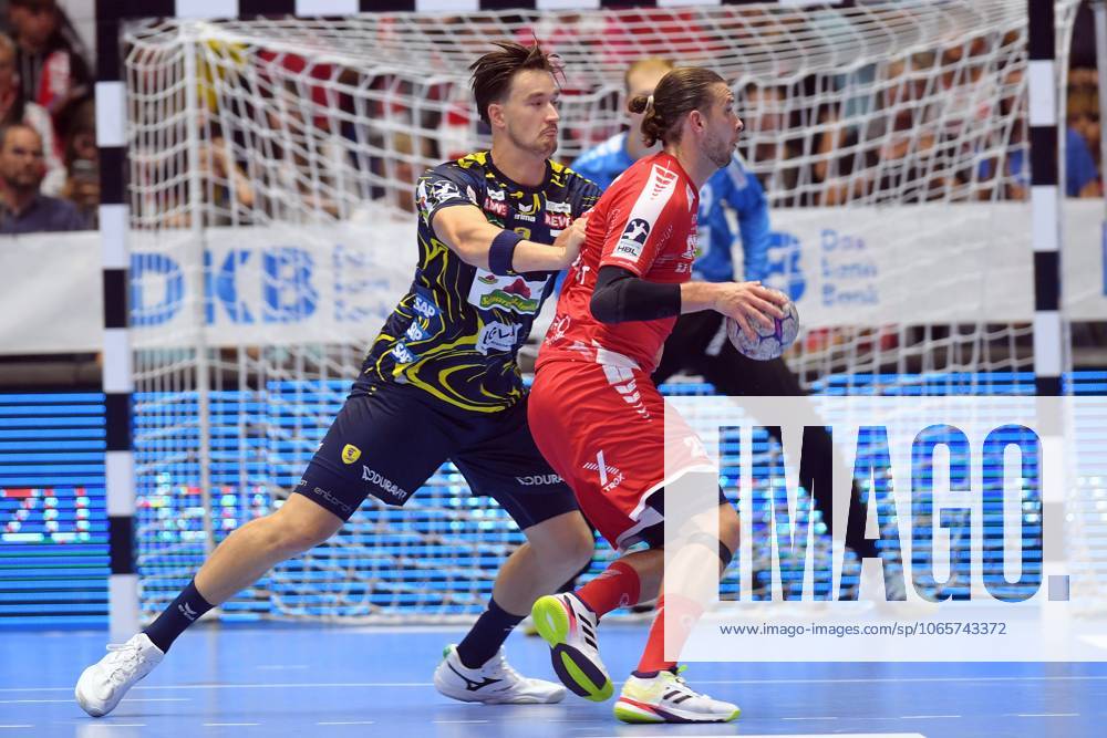 Olle Forsell Schefvert (MT Melsungen 25) (am Ball), Robert Timmermeister (Rhein-Neckar Loewen 7) (L) , GER, MT Melsungen - Rhein-Neckar Loewen, Handball, 1. Bundesliga, 1. Spieltag, Saison 2025 2026, 29.08.2025, GER, MT Melsungen - Rhein-Neckar Loewen, Handball, 1. Bundesliga, 1. Spieltag, Saison 2025 2026, 29.08.2025 Kassel