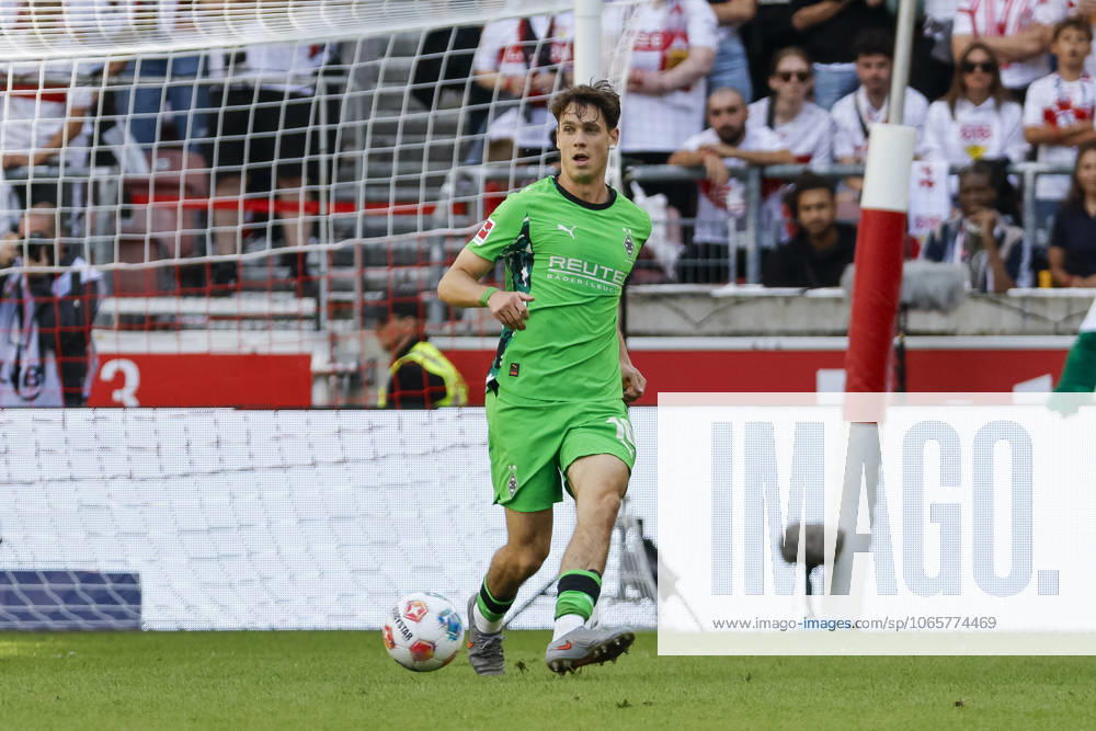 Philipp Sander (Borussia Mönchengladbach, 16) mit einem Pass , Deutschland, Fussball, 1. Bundesliga, 2.Spieltag, 2025 2026, VfB Stuttgart vs. Borussia Mönchengladbach, 30.08.2025, MHP Arena, Stuttgart, Deutschland Stuttgart MHP Arena Baden-Württemberg Deutschland