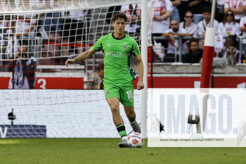 Philipp Sander (Borussia Mönchengladbach, 16) am Ball , Deutschland, Fussball, 1. Bundesliga, 2.Spieltag, 2025 2026, VfB Stuttgart vs. Borussia Mönchengladbach, 30.08.2025, MHP Arena, Stuttgart, Deutschland Stuttgart MHP Arena Baden-Württemberg Deutschland