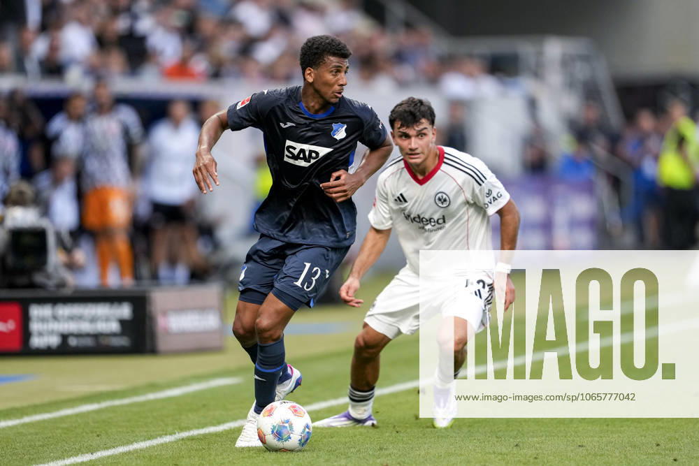 V.li.: Bernardo Fernandes da Silva Junior (Hoffenheim, 13), Can Uzun (SGE, 42), Zweikampf, Spielszene, Duell, duel, tackle, tackling, Dynamik, Action, Aktion, 30.08.2025, Sinsheim (Deutschland), Fussball, Bundesliga, TSG 1899 Hoffenheim - Eintracht Frankfurt, DFB DFL REGULATIONS PROHIBIT ANY USE OF PHOTOGRAPHS AS IMAGE SEQUENCES AND OR QUASI-VIDEO.