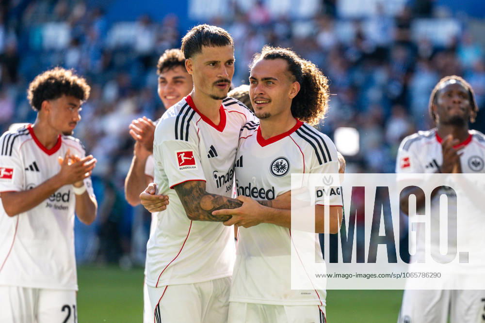 Robin Koch (Eintracht Frankfurt, 04) und Aurele Amenda (Eintracht Frankfurt, 05) umarmen sich nach dem Spiel und freuen sich über den Sieg, GER, TSG 1899 Hoffenheim vs. Eintracht Frankfurt, Fussball, 1. Bundesliga, 2. Spieltag Spielzeit 2025 2026, 30.08.2025. DFL REGULATIONS PROHIBIT ANY USE OF PHOTOGRAPHS AS IMAGE SEQUENCES AND OR QUASI-VIDEO GER, TSG 1899 Hoffenheim vs. Eintracht Frankfurt, Fussball, 1. Bundesliga, 2. Spieltag Spielzeit 2025 2026, 30.08.2025. Sinsheim