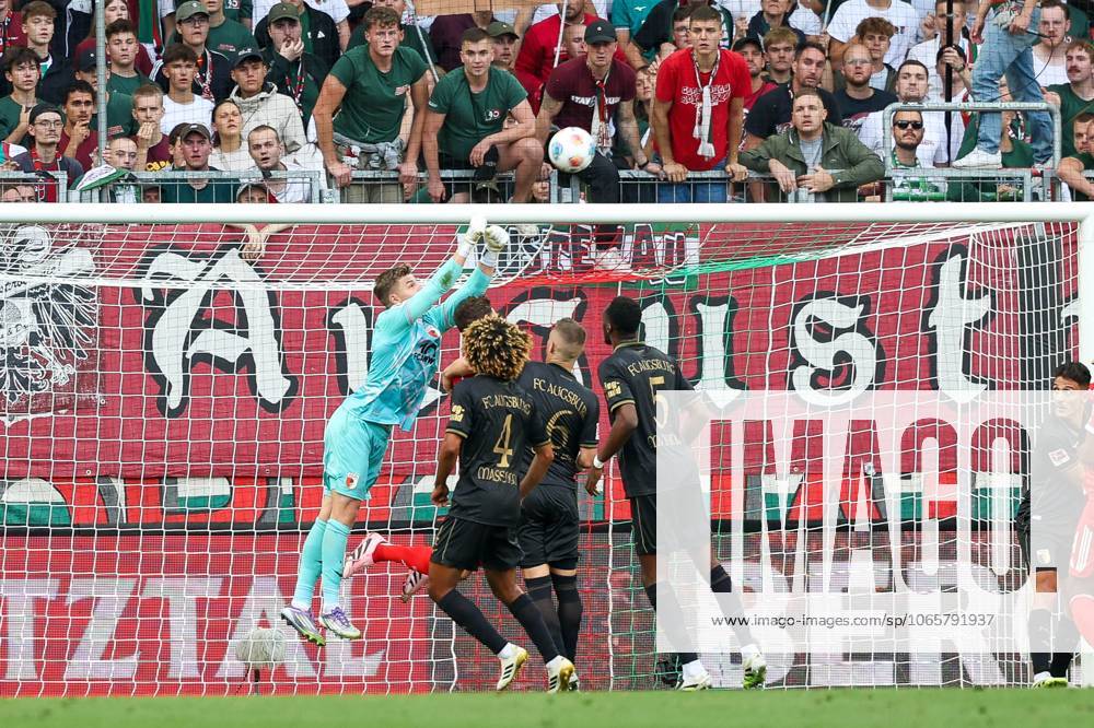 Torwartaktion von Finn Dahmen 1 (FC Augsburg), FC Augsburg vs. FC Bayern Muenchen, Fussball, 1. Bundesliga, 2. Spieltag, 30.08.2025 DFB regulations prohibit any use of photographs as image sequences and or quasi-video Augsburg Bayern Deutschland