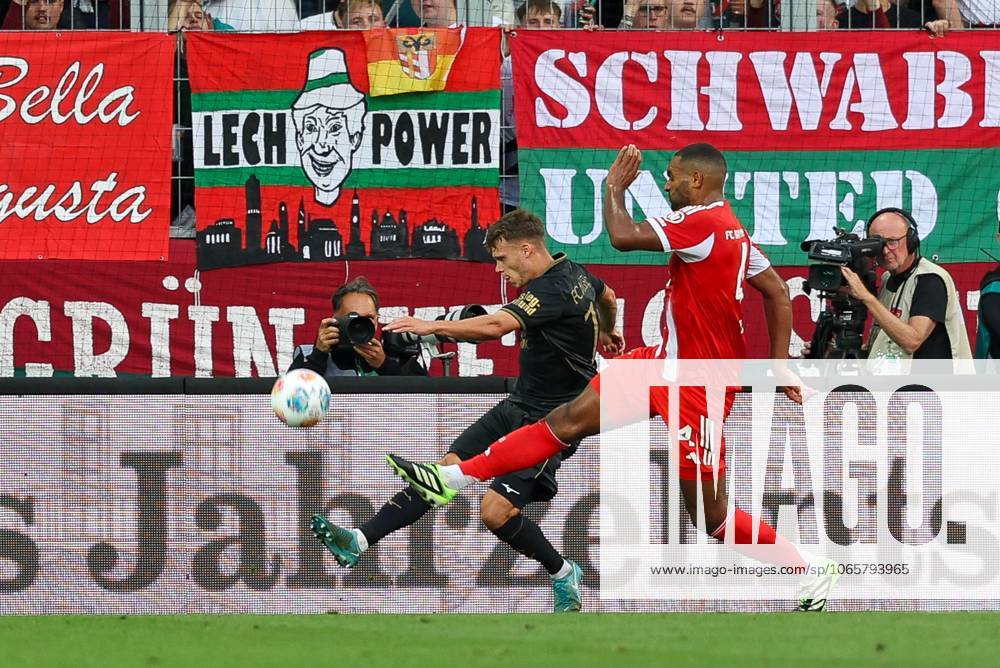 Im Zweikampf, Aktion, mit Robin Fellhauer 19 (FC Augsburg), Jonathan Tah 4 (FC Bayern Muenchen), FC Augsburg vs. FC Bayern Muenchen, Fussball, 1. Bundesliga, 2. Spieltag, 30.08.2025 DFB regulations prohibit any use of photographs as image sequences and or quasi-video Augsburg Bayern Deutschland