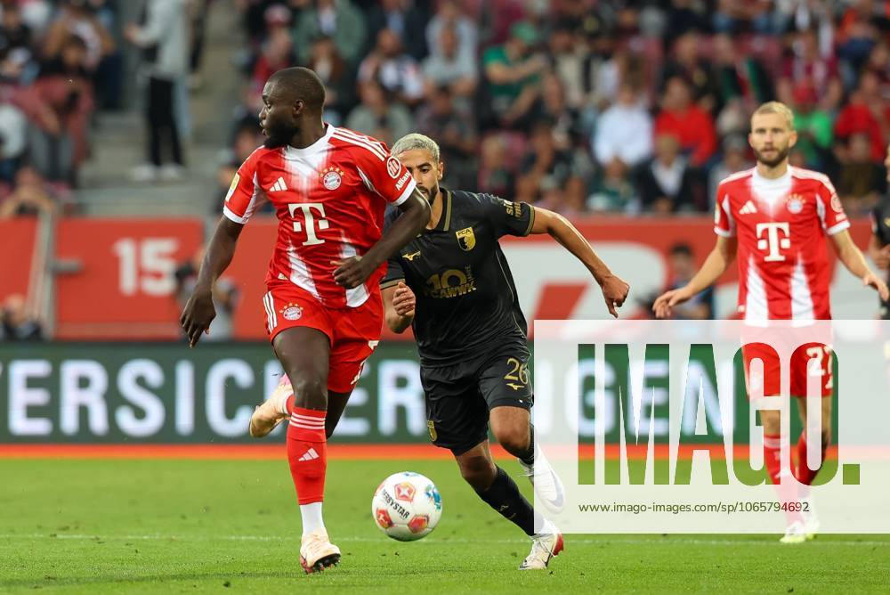 Im Zweikampf, Aktion, mit Dayot Upamecano 2 (FC Bayern Muenchen), Elias Saad 26 (FC Augsburg), FC Augsburg vs. FC Bayern Muenchen, Fussball, 1. Bundesliga, 2. Spieltag, 30.08.2025 DFB regulations prohibit any use of photographs as image sequences and or quasi-video Augsburg Bayern Deutschland