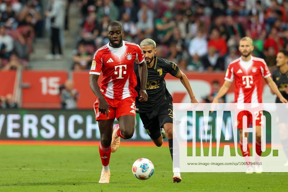 Im Zweikampf, Aktion, mit Dayot Upamecano 2 (FC Bayern Muenchen), Elias Saad 26 (FC Augsburg), FC Augsburg vs. FC Bayern Muenchen, Fussball, 1. Bundesliga, 2. Spieltag, 30.08.2025 DFB regulations prohibit any use of photographs as image sequences and or quasi-video Augsburg Bayern Deutschland