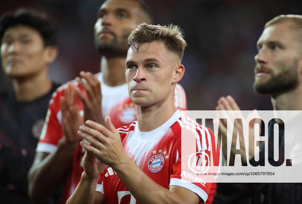 Fussball, Herren, Saison 2025 2026, FC Augsburg - FC Bayern München, Bundesliga, WWK Arena Joshua Kimmich (FC Bayern München) Applaus, Klatschen nach dem Spiel vor der Fankurve DFL DFB regulations prohibit any use of photographs as image sequences and or quasi-video