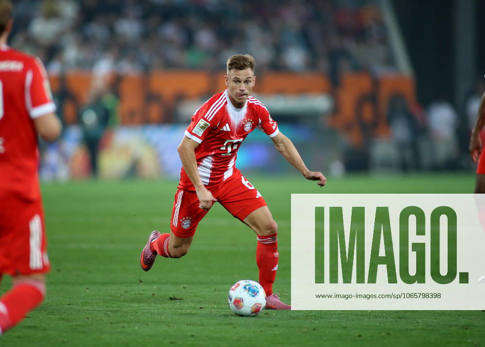 Fussball, Herren, Saison 2025 2026, FC Augsburg - FC Bayern München, Bundesliga, WWK Arena Joshua Kimmich (FC Bayern München) mit Ball im Angriff DFL DFB regulations prohibit any use of photographs as image sequences and or quasi-video
