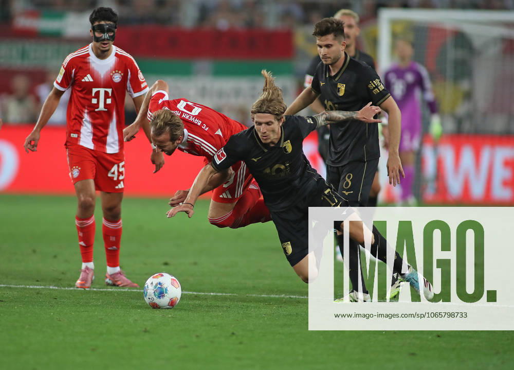 Fussball, Herren, Saison 2025 2026, FC Augsburg - FC Bayern München, Bundesliga, WWK Arena Harry Kane (FC Bayern München) (li.) wird von Kristijan Jakic (FC Augsburg) (re.) gefoult, Foulspiel, im Fallen, Sturz DFL DFB regulations prohibit any use of photographs as image sequences and or quasi-video