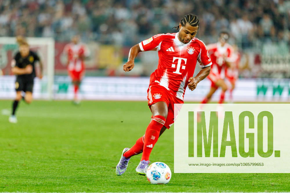 Serge Gnabry (7, FC Bayern München) beim Spiel zwischen FC Augsburg v FC Bayern München, Fußball, Herren, Bundesliga, 2025 2026, 2.Spieltag am 30.08.2025 in Augsburg, WWK-Arena. DFL and DFB regulations prohibit any use of photographs as image sequences and or quasi-video. Bayern Deutschland