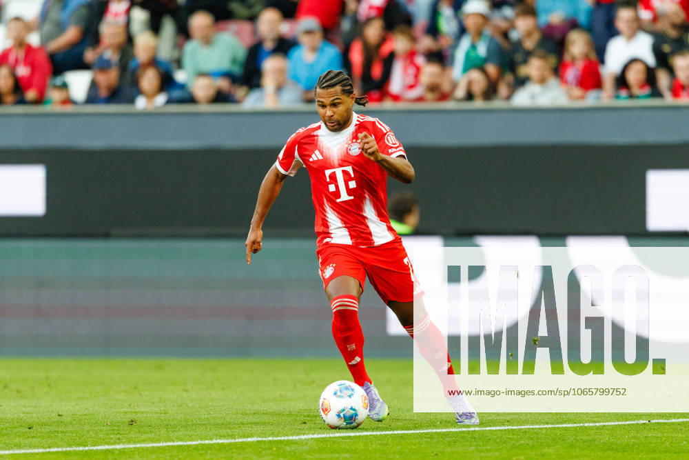 Serge Gnabry (7, FC Bayern München) beim Spiel zwischen FC Augsburg v FC Bayern München, Fußball, Herren, Bundesliga, 2025 2026, 2.Spieltag am 30.08.2025 in Augsburg, WWK-Arena. DFL and DFB regulations prohibit any use of photographs as image sequences and or quasi-video. Bayern Deutschland