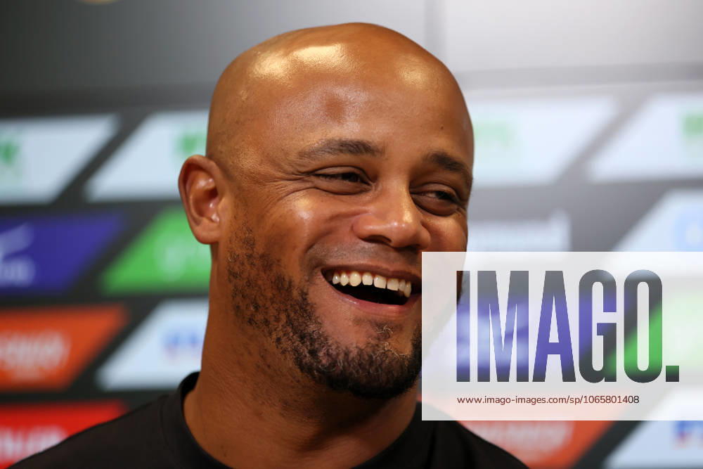 Fussball, Herren, Saison 2025 2026, FC Augsburg - FC Bayern München, Bundesliga, WWK Arena Vincent Kompany, Trainer (FC Bayern München) auf der Pressekonferenz nach dem Spiel Kopf, Portrait, lacht, lachend DFL DFB regulations prohibit any use of photographs as image sequences and or quasi-video