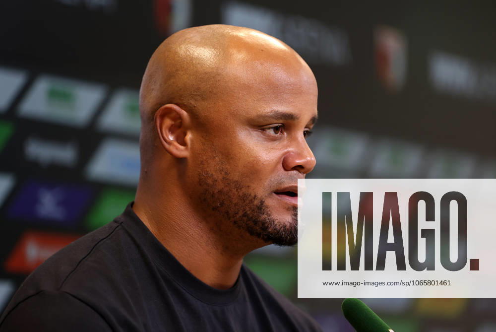 Fussball, Herren, Saison 2025 2026, FC Augsburg - FC Bayern München, Bundesliga, WWK Arena Vincent Kompany, Trainer (FC Bayern München) auf der Pressekonferenz nach dem Spiel Kopf, Portrait DFL DFB regulations prohibit any use of photographs as image sequences and or quasi-video