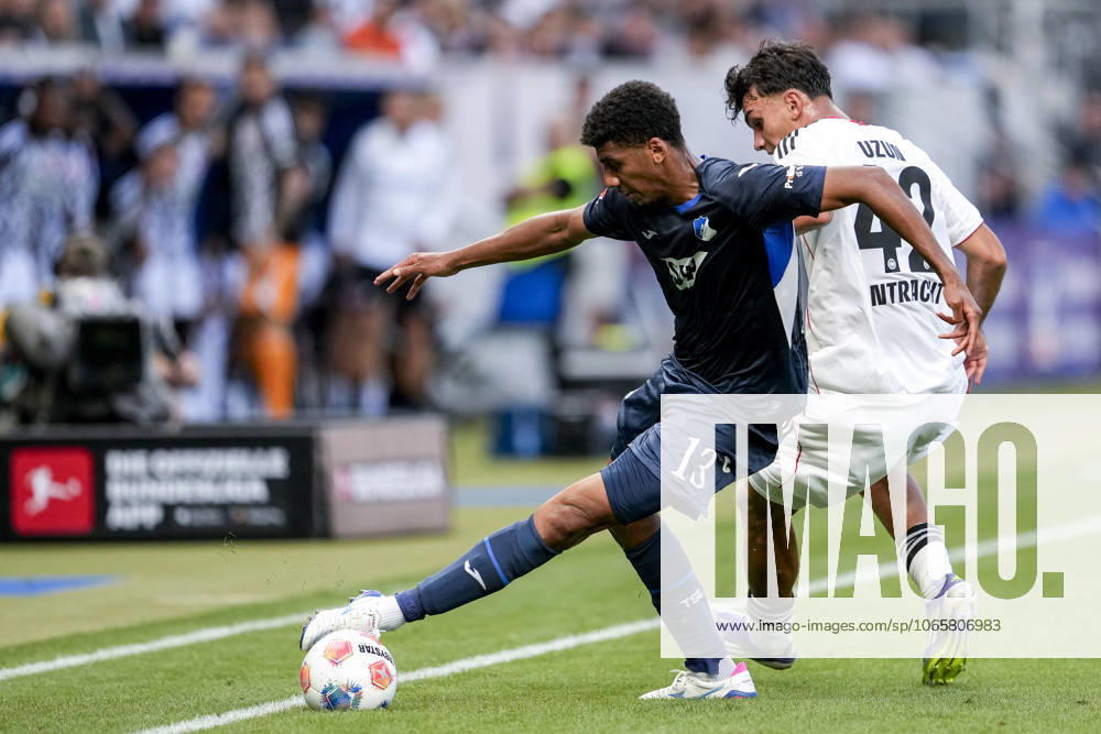 V.li.: Bernardo Fernandes da Silva Junior (Hoffenheim, 13), Can Uzun (SGE, 42), Zweikampf, Spielszene, Duell, duel, tackle, tackling, Dynamik, Action, Aktion, 30.08.2025, Sinsheim (Deutschland), Fussball, Bundesliga, TSG 1899 Hoffenheim - Eintracht Frankfurt, DFB DFL REGULATIONS PROHIBIT ANY USE OF PHOTOGRAPHS AS IMAGE SEQUENCES AND OR QUASI-VIDEO.
