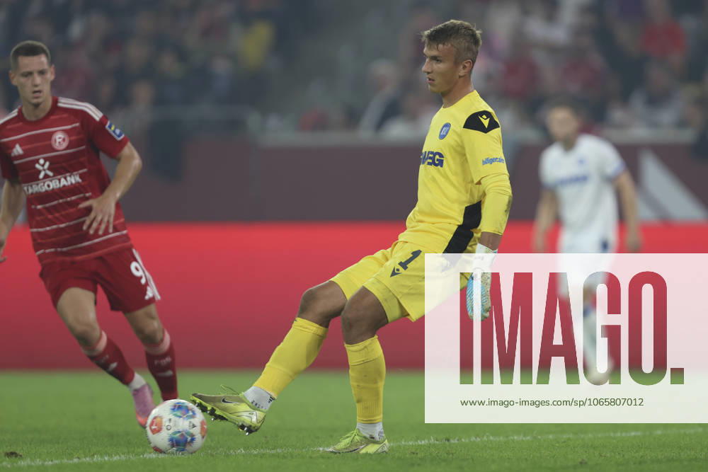Torwart Hans Christian Bernat (Karlsruher SC) in Aktion, am Ball, Einzelaktion waehrend des spiels der 2. Bundesliga zwischen Fortuna Düsseldorf und Karlsruher SC, Merkur Spiel-Arena am 30. August 2025 in Düsseldorf, Deutschland. (Foto von Oliver Kaelke DeFodi Images) +++ Torwart Hans Christian Bernat (Karlsruher SC) controls the ball during the 2. Bundesliga match between Fortuna Düsseldorf and Karlsruher SC at Merkur Spiel-Arena on August 30, 2025 in Düsseldorf, Germany. (Photo by Oliver Kaelke DeFodi Images) (Photo by Oliver Kaelke DeFodi Images)