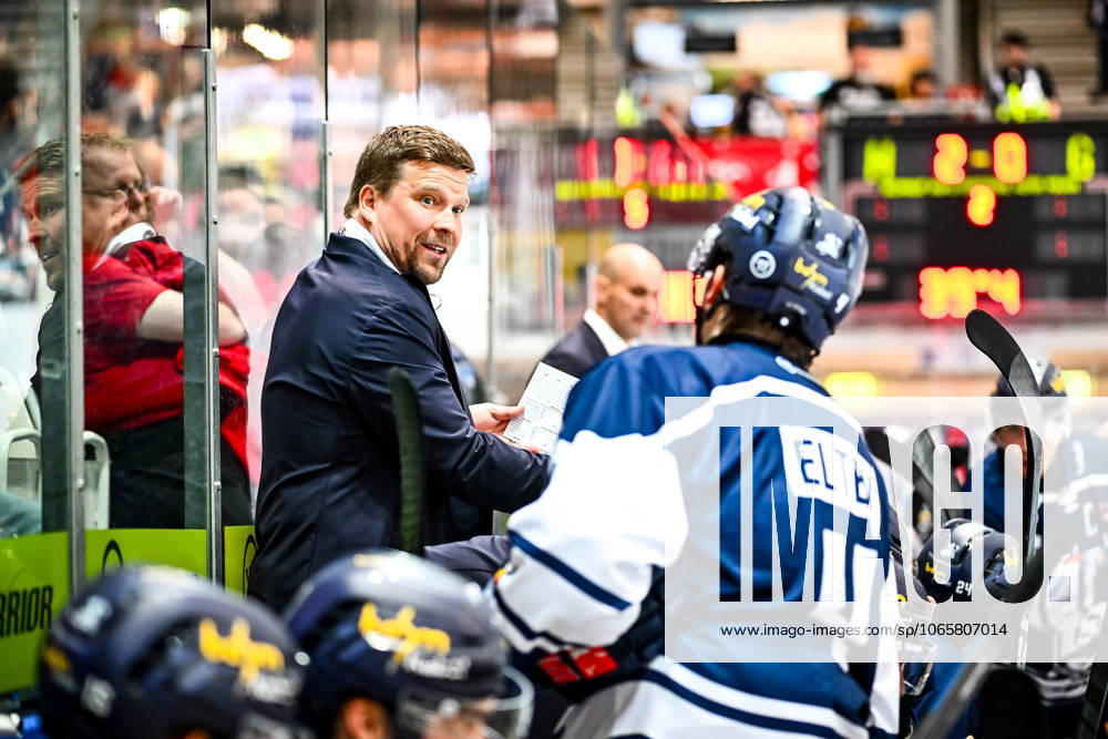 Jannu Kujala (Co-Trainer, Assistant Coach, Performance Coach, Iserlohn Roosters) Nils Elten (Iserlohn Roosters, 4), GER, Iserlohn Roosters vs. Düsseldorfer EG, Eishockey, Gottfried Schultz NRW Cup, 1. Spieltag, Spielzeit 2025 2026, 30.08.2025, GER, Iserlohn Roosters vs. Düsseldorfer EG, Eishockey, Gottfried Schultz NRW Cup, 1. Spieltag, Spielzeit 2025 2026, 30.08.2025 Iserlohn