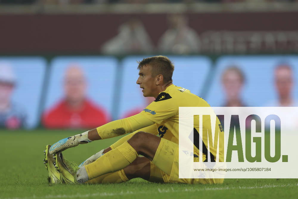 Torwart Hans Christian Bernat (Karlsruher SC) liegt verletzt am Boden waehrend des spiels der 2. Bundesliga zwischen Fortuna Düsseldorf und Karlsruher SC, Merkur Spiel-Arena am 30. August 2025 in Düsseldorf, Deutschland. (Foto von Oliver Kaelke DeFodi Images) +++ Torwart Hans Christian Bernat (Karlsruher SC) injured on the ground during the 2. Bundesliga match between Fortuna Düsseldorf and Karlsruher SC at Merkur Spiel-Arena on August 30, 2025 in Düsseldorf, Germany. (Photo by Oliver Kaelke DeFodi Images) (Photo by Oliver Kaelke DeFodi Images)