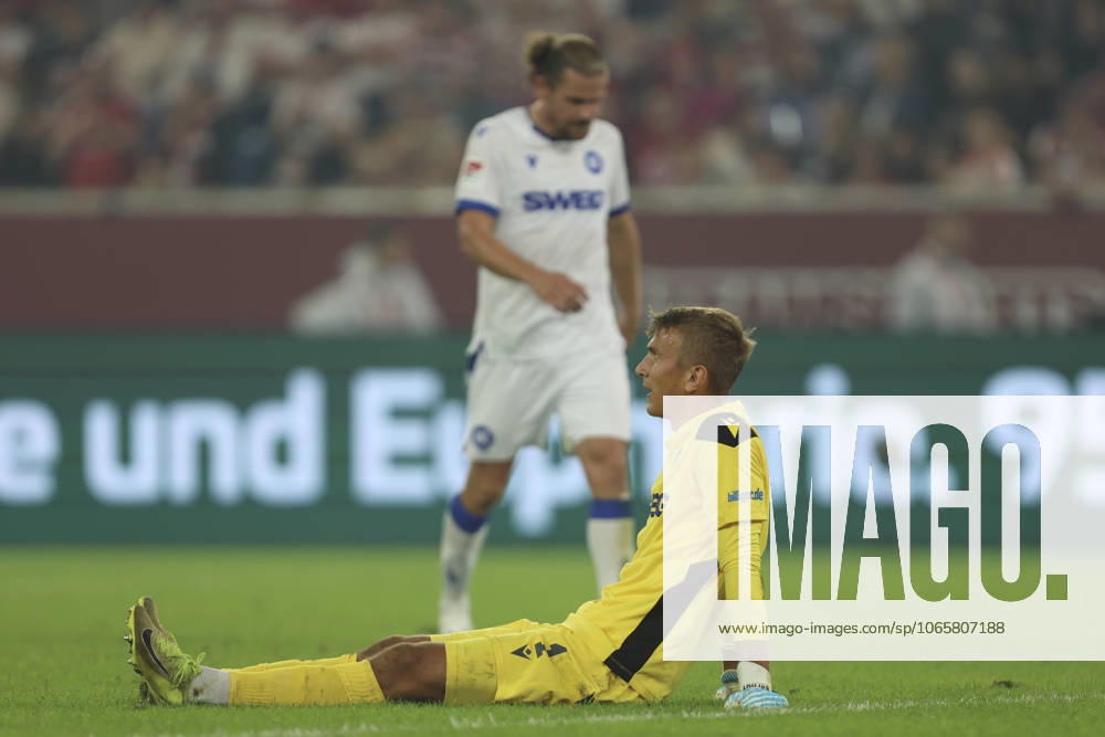 Torwart Hans Christian Bernat (Karlsruher SC) ist enttaeuscht waehrend des spiels der 2. Bundesliga zwischen Fortuna Düsseldorf und Karlsruher SC, Merkur Spiel-Arena am 30. August 2025 in Düsseldorf, Deutschland. (Foto von Oliver Kaelke DeFodi Images) +++ Torwart Hans Christian Bernat (Karlsruher SC) looks dejected during the 2. Bundesliga match between Fortuna Düsseldorf and Karlsruher SC at Merkur Spiel-Arena on August 30, 2025 in Düsseldorf, Germany. (Photo by Oliver Kaelke DeFodi Images) (Photo by Oliver Kaelke DeFodi Images)
