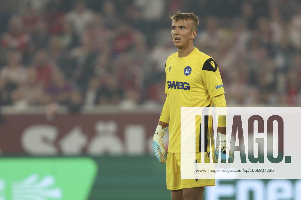 Torwart Hans Christian Bernat (Karlsruher SC) schaut waehrend des spiels der 2. Bundesliga zwischen Fortuna Düsseldorf und Karlsruher SC, Merkur Spiel-Arena am 30. August 2025 in Düsseldorf, Deutschland. (Foto von Oliver Kaelke DeFodi Images) +++ Torwart Hans Christian Bernat (Karlsruher SC) looks on during the 2. Bundesliga match between Fortuna Düsseldorf and Karlsruher SC at Merkur Spiel-Arena on August 30, 2025 in Düsseldorf, Germany. (Photo by Oliver Kaelke DeFodi Images) (Photo by Oliver Kaelke DeFodi Images)