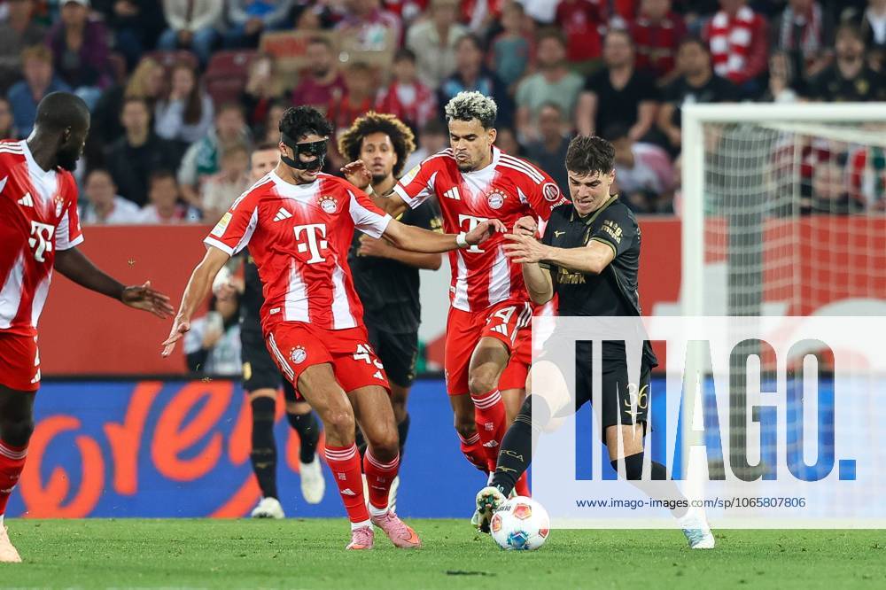 Im Zweikampf, Aktion, mit Alexandar Pavlovic 45 (FC Bayern Muenchen), Luis Diaz 14 (FC Bayern Muenchen), Mert Koemuer 36 (FC Augsburg), FC Augsburg vs. FC Bayern Muenchen, Fussball, 1. Bundesliga, 2. Spieltag, 30.08.2025 DFB regulations prohibit any use of photographs as image sequences and or quasi-video Augsburg Bayern Deutschland