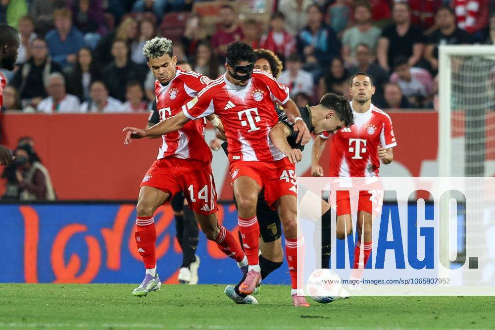 Im Zweikampf, Aktion, mit Alexandar Pavlovic 45 (FC Bayern Muenchen), Luis Diaz 14 (FC Bayern Muenchen), Mert Koemuer 36 (FC Augsburg), FC Augsburg vs. FC Bayern Muenchen, Fussball, 1. Bundesliga, 2. Spieltag, 30.08.2025 DFB regulations prohibit any use of photographs as image sequences and or quasi-video Augsburg Bayern Deutschland