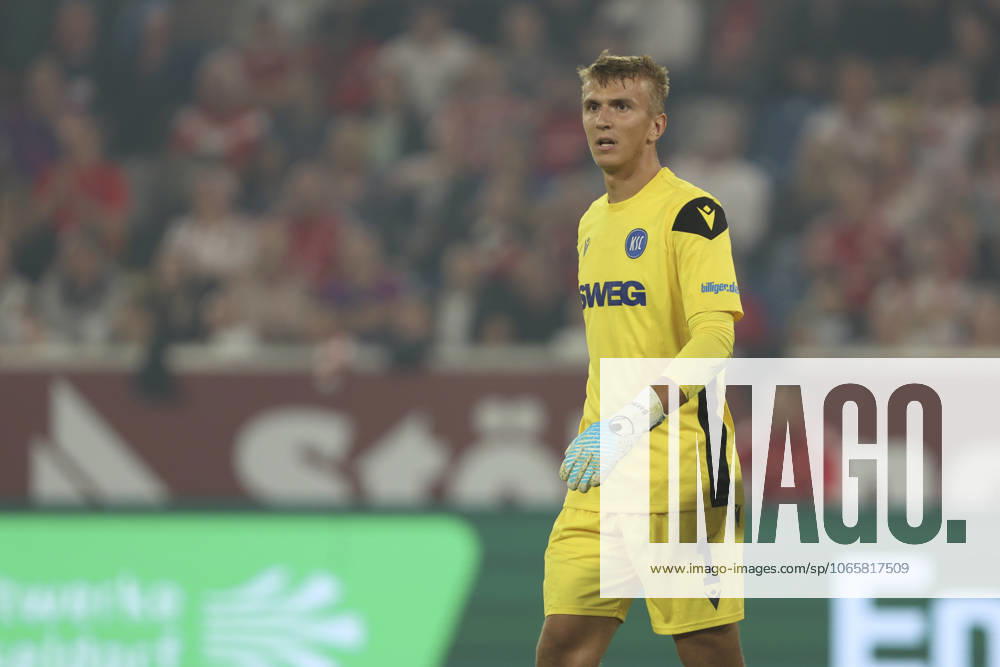 Torwart Hans Christian Bernat (Karlsruher SC) schaut waehrend des spiels der 2. Bundesliga zwischen Fortuna Düsseldorf und Karlsruher SC, Merkur Spiel-Arena am 30. August 2025 in Düsseldorf, Deutschland. (Foto von Oliver Kaelke DeFodi Images) +++ Torwart Hans Christian Bernat (Karlsruher SC) looks on during the 2. Bundesliga match between Fortuna Düsseldorf and Karlsruher SC at Merkur Spiel-Arena on August 30, 2025 in Düsseldorf, Germany. (Photo by Oliver Kaelke DeFodi Images) (Photo by Oliver Kaelke DeFodi Images)