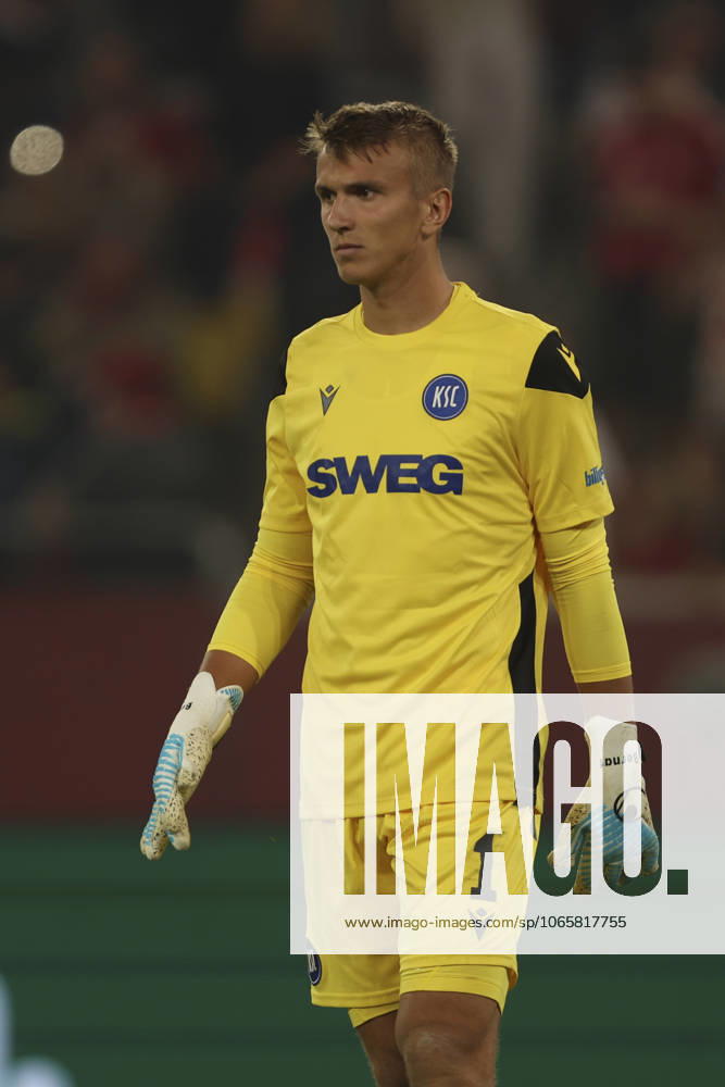 Torwart Hans Christian Bernat (Karlsruher SC) schaut waehrend des spiels der 2. Bundesliga zwischen Fortuna Düsseldorf und Karlsruher SC, Merkur Spiel-Arena am 30. August 2025 in Düsseldorf, Deutschland. (Foto von Oliver Kaelke DeFodi Images) +++ Torwart Hans Christian Bernat (Karlsruher SC) looks on during the 2. Bundesliga match between Fortuna Düsseldorf and Karlsruher SC at Merkur Spiel-Arena on August 30, 2025 in Düsseldorf, Germany. (Photo by Oliver Kaelke DeFodi Images) (Photo by Oliver Kaelke DeFodi Images)