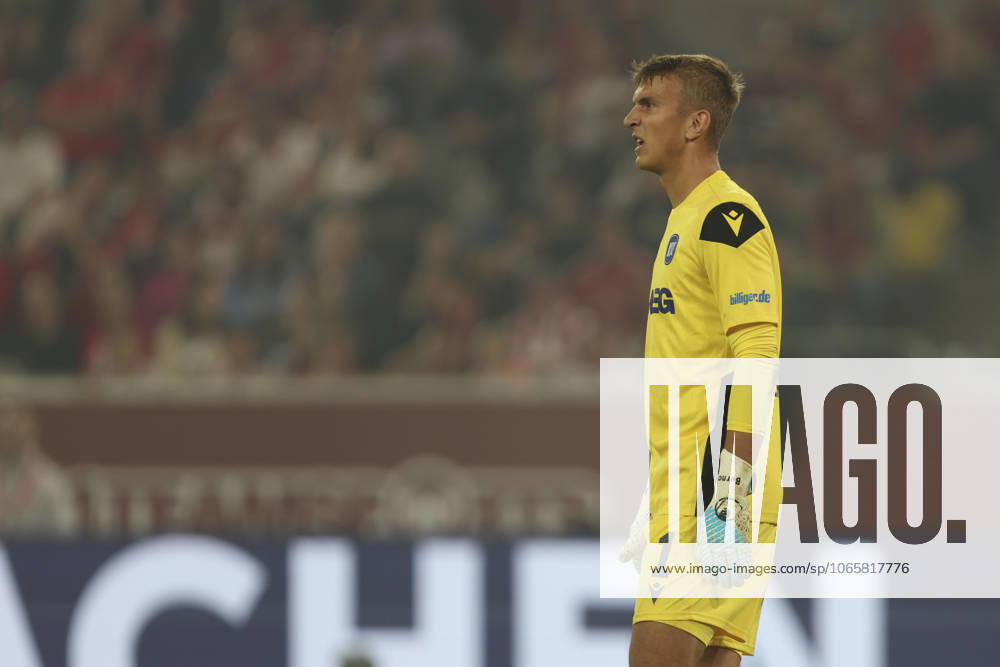 Torwart Hans Christian Bernat (Karlsruher SC) schaut waehrend des spiels der 2. Bundesliga zwischen Fortuna Düsseldorf und Karlsruher SC, Merkur Spiel-Arena am 30. August 2025 in Düsseldorf, Deutschland. (Foto von Oliver Kaelke DeFodi Images) +++ Torwart Hans Christian Bernat (Karlsruher SC) looks on during the 2. Bundesliga match between Fortuna Düsseldorf and Karlsruher SC at Merkur Spiel-Arena on August 30, 2025 in Düsseldorf, Germany. (Photo by Oliver Kaelke DeFodi Images) (Photo by Oliver Kaelke DeFodi Images)