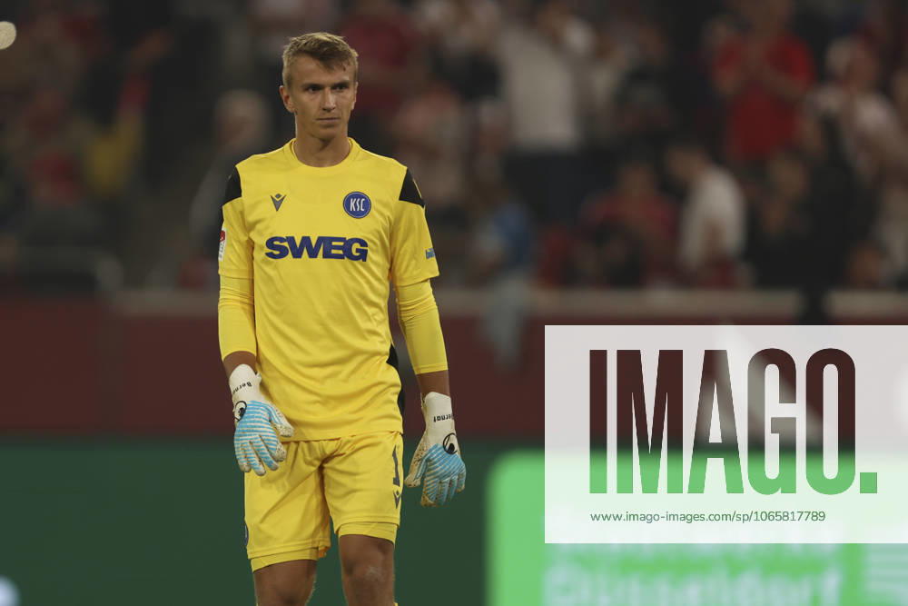 Torwart Hans Christian Bernat (Karlsruher SC) schaut waehrend des spiels der 2. Bundesliga zwischen Fortuna Düsseldorf und Karlsruher SC, Merkur Spiel-Arena am 30. August 2025 in Düsseldorf, Deutschland. (Foto von Oliver Kaelke DeFodi Images) +++ Torwart Hans Christian Bernat (Karlsruher SC) looks on during the 2. Bundesliga match between Fortuna Düsseldorf and Karlsruher SC at Merkur Spiel-Arena on August 30, 2025 in Düsseldorf, Germany. (Photo by Oliver Kaelke DeFodi Images) (Photo by Oliver Kaelke DeFodi Images)