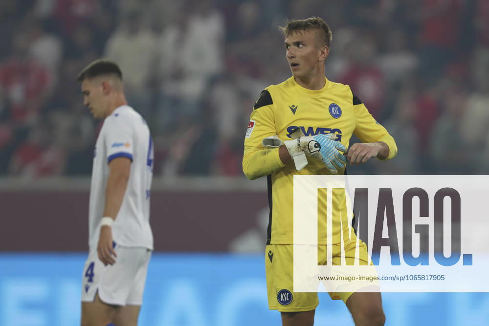 Torwart Hans Christian Bernat (Karlsruher SC) schaut waehrend des spiels der 2. Bundesliga zwischen Fortuna Düsseldorf und Karlsruher SC, Merkur Spiel-Arena am 30. August 2025 in Düsseldorf, Deutschland. (Foto von Oliver Kaelke DeFodi Images) +++ Torwart Hans Christian Bernat (Karlsruher SC) looks on during the 2. Bundesliga match between Fortuna Düsseldorf and Karlsruher SC at Merkur Spiel-Arena on August 30, 2025 in Düsseldorf, Germany. (Photo by Oliver Kaelke DeFodi Images) (Photo by Oliver Kaelke DeFodi Images)