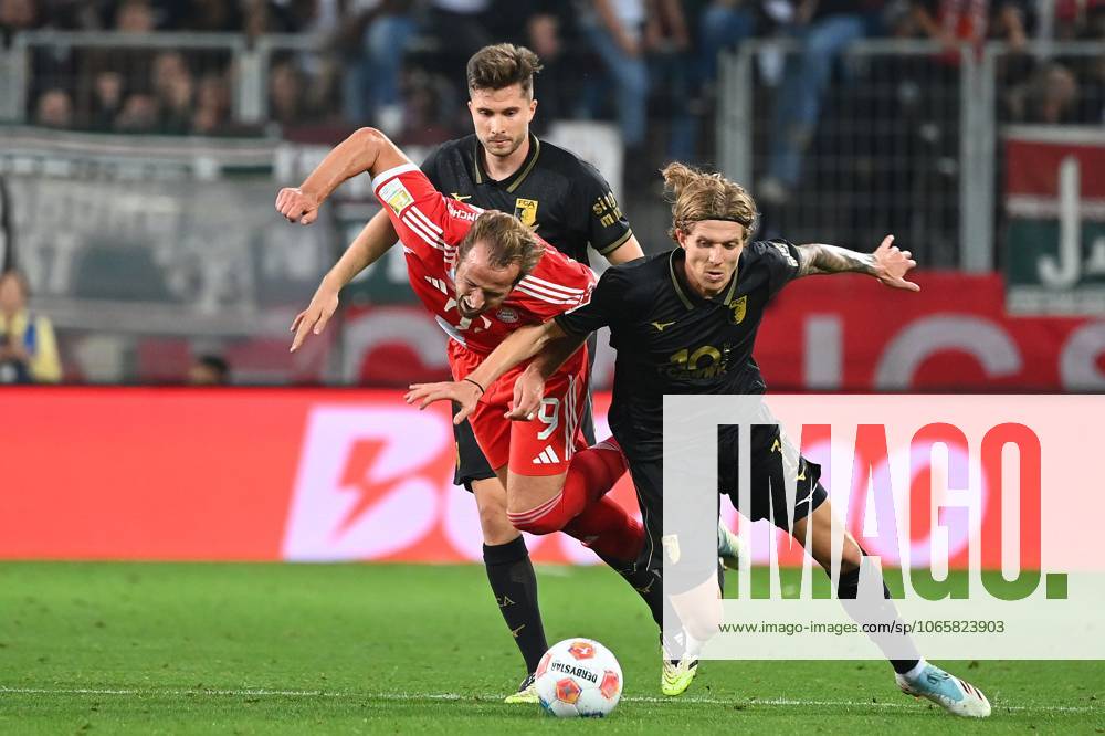 Harry KANE (Bayern Muenchen), Aktion,Zweikampf gegen Kristijan JAKIC (FC Augsburg), hi:Elvis Rexhbecaj (FC Augsburg). Fussball 1. Bundesliga Saison 2025 2026, 2.Spieltag, Spieltag02 FC Augsburg - FC Bayern Muenchen 2-3 am 30.08.2025 , WWK A R E N A.