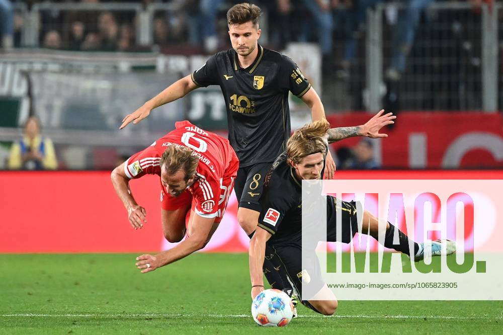 Harry KANE (Bayern Muenchen), Aktion,Zweikampf gegen Kristijan JAKIC (FC Augsburg), hi:Elvis Rexhbecaj (FC Augsburg). Fussball 1. Bundesliga Saison 2025 2026, 2.Spieltag, Spieltag02 FC Augsburg - FC Bayern Muenchen 2-3 am 30.08.2025 , WWK A R E N A.