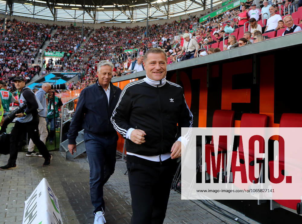 Fussball, Herren, Saison 2025 2026, FC Augsburg - FC Bayern München, Bundesliga, WWK Arena Max Eberl, Sportvorstand (FC Bayern München) im Gehen, lächeln, grinsen DFL DFB regulations prohibit any use of photographs as image sequences and or quasi-video