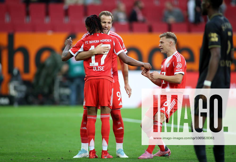 Fussball, Herren, Saison 2025 2026, FC Augsburg - FC Bayern München, Bundesliga, WWK Arena 0:3 durch Michael Olise (FC Bayern München) (vorne) Tor, hier Jubel, Umarmung mit Harry Kane (FC Bayern München) (dahinter) rechts kommt noch Joshua Kimmich (FC Bayern München) DFL DFB regulations prohibit any use of photographs as image sequences and or quasi-video