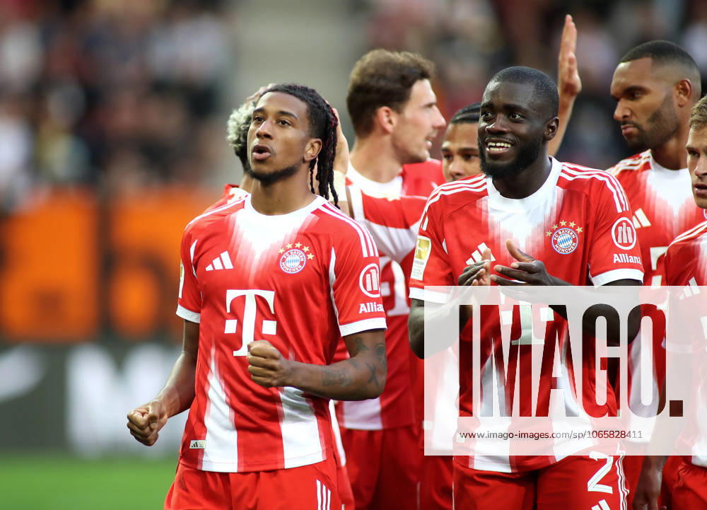 Fussball, Herren, Saison 2025 2026, FC Augsburg - FC Bayern München, Bundesliga, WWK Arena Michael Olise (FC Bayern München) (li.) mit Dayot Upamecano (FC Bayern München) (re.) DFL DFB regulations prohibit any use of photographs as image sequences and or quasi-video