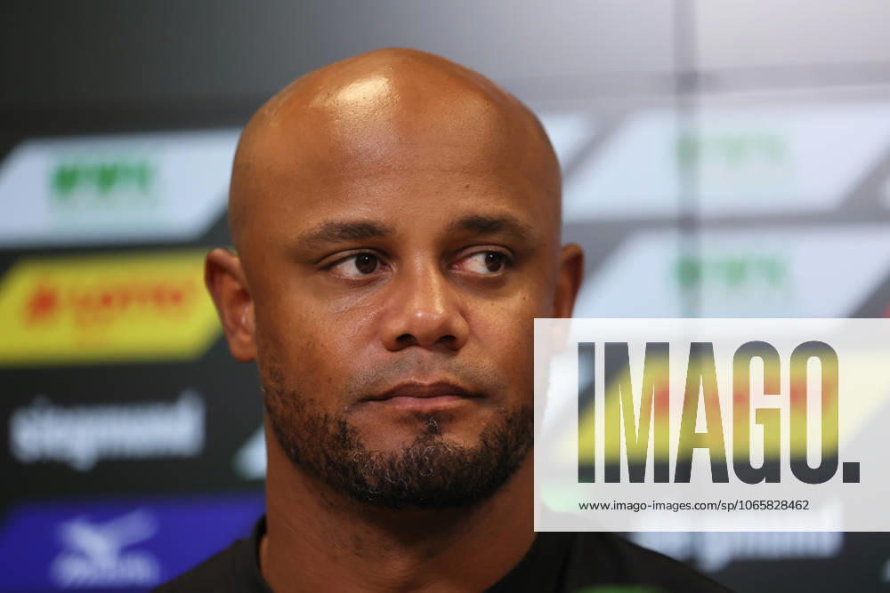 Fussball, Herren, Saison 2025 2026, FC Augsburg - FC Bayern München, Bundesliga, WWK Arena Vincent Kompany, Trainer (FC Bayern München) auf der Pressekonferenz nach dem Spiel, Kopf, Portrait DFL DFB regulations prohibit any use of photographs as image sequences and or quasi-video