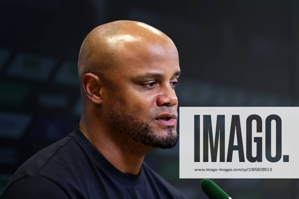 Fussball, Herren, Saison 2025 2026, FC Augsburg - FC Bayern München, Bundesliga, WWK Arena Vincent Kompany, Trainer (FC Bayern München) auf der Pressekonferenz nach dem Spiel, Kopf, Portrait DFL DFB regulations prohibit any use of photographs as image sequences and or quasi-video