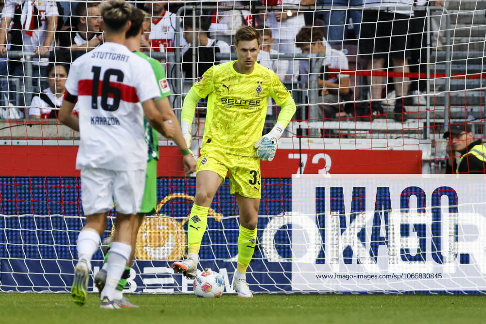 Moritz Nicolas (Borussia Mönchengladbach, 33) am Ball , Deutschland, Fussball, 1. Bundesliga, 2.Spieltag, 2025 2026, VfB Stuttgart vs. Borussia Mönchengladbach, 30.08.2025, MHP Arena, Stuttgart, Deutschland Stuttgart MHP Arena Baden-Württemberg Deutschland