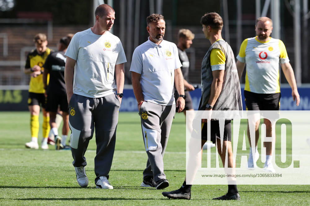 Samstag 30.08.2025, Saison 2025 26, Regionalliga West, 6. Spieltag im Stadion Rote Erde Dortmund, BVB Borussia Dortmund II - Borussia Mönchengladbach U23, Mike Tullberg (Trainer, BVB II), Daniel Rios (Trainer, BVB II) und Athletiktrainer Benjamin Schüßler (BVB II), v.l.
