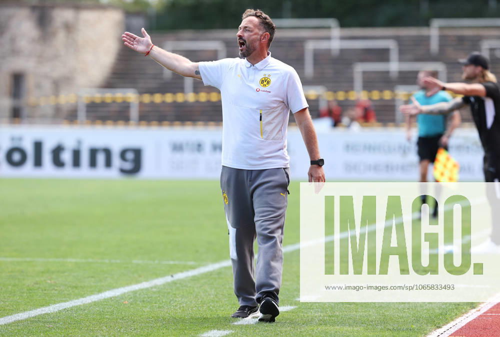 Samstag 30.08.2025, Saison 2025 26, Regionalliga West, 6. Spieltag im Stadion Rote Erde Dortmund, BVB Borussia Dortmund II - Borussia Mönchengladbach U23, Daniel Rios (Trainer, BVB II) gibt Anweisungen an sein Team