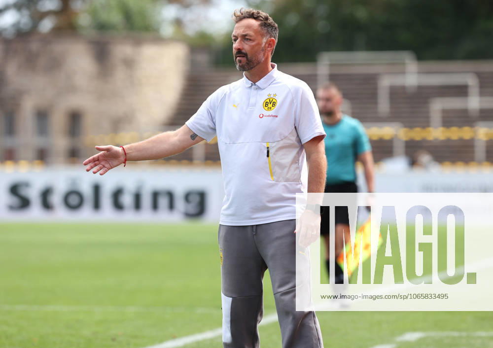 Samstag 30.08.2025, Saison 2025 26, Regionalliga West, 6. Spieltag im Stadion Rote Erde Dortmund, BVB Borussia Dortmund II - Borussia Mönchengladbach U23, Daniel Rios (Trainer, BVB II) gibt Anweisungen an sein Team