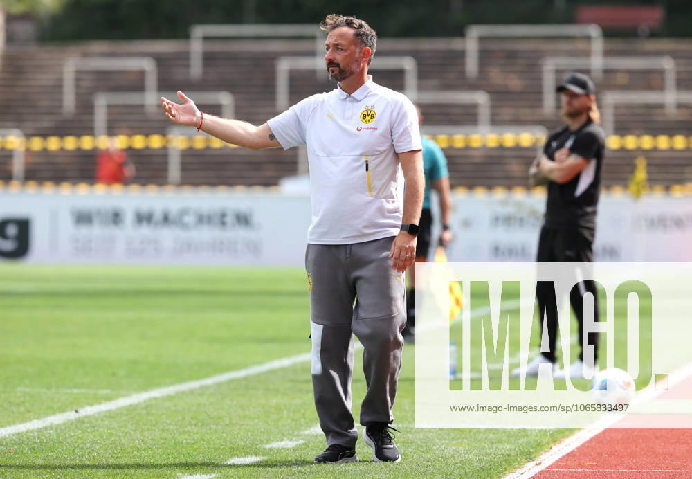 Samstag 30.08.2025, Saison 2025 26, Regionalliga West, 6. Spieltag im Stadion Rote Erde Dortmund, BVB Borussia Dortmund II - Borussia Mönchengladbach U23, Daniel Rios (Trainer, BVB II) gibt Anweisungen an sein Team