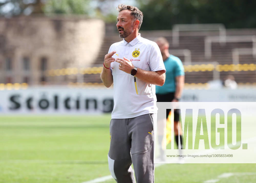Samstag 30.08.2025, Saison 2025 26, Regionalliga West, 6. Spieltag im Stadion Rote Erde Dortmund, BVB Borussia Dortmund II - Borussia Mönchengladbach U23, Daniel Rios (Trainer, BVB II) gibt Anweisungen an sein Team