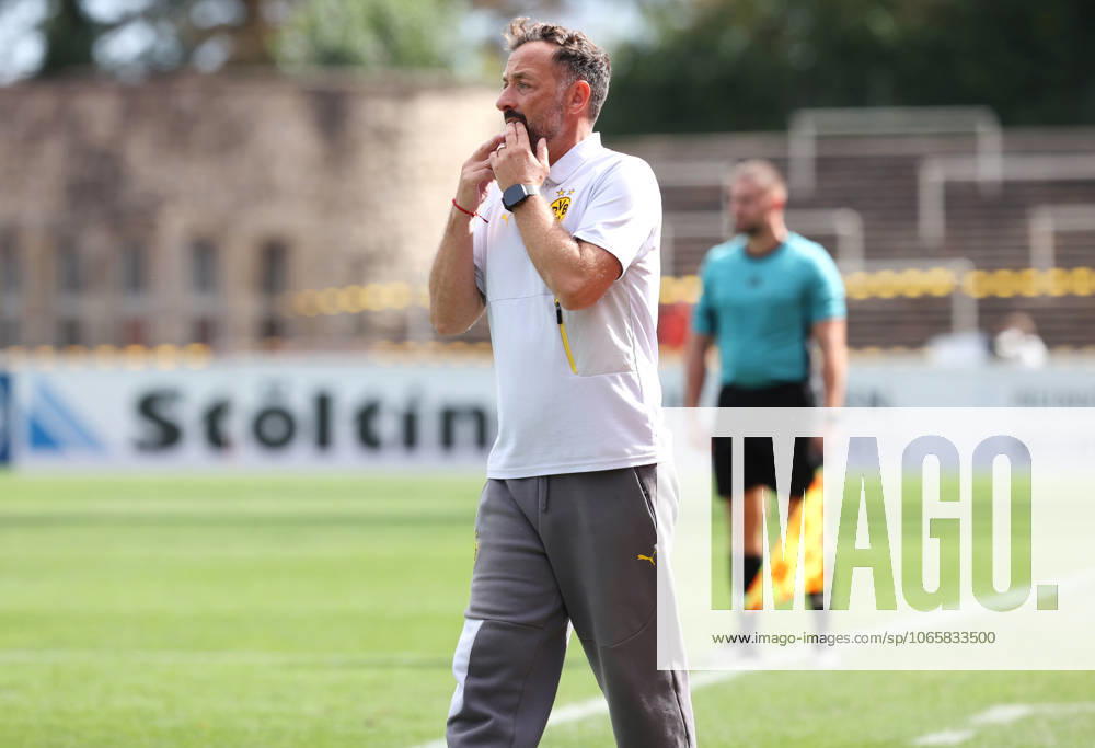 Samstag 30.08.2025, Saison 2025 26, Regionalliga West, 6. Spieltag im Stadion Rote Erde Dortmund, BVB Borussia Dortmund II - Borussia Mönchengladbach U23, Daniel Rios (Trainer, BVB II) gibt Anweisungen an sein Team